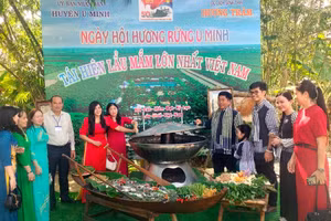 Lẩu mắm khổng lồ dành cho 300 người ăn ở Cà Mau.