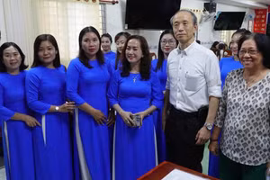 Ông Ono Masuo chụp ảnh lưu niệm cùng cán bộ, giáo viên lớp tập huấn.