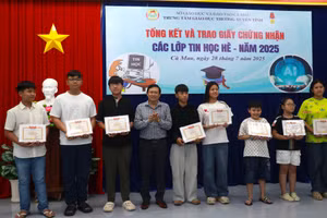 Lãnh đạo Trung tâm Giáo dục thường xuyên tỉnh Cà Mau tặng giấy khen, phần thưởng cho học viên đạt thành tích cao trong học tập.