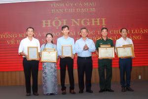 Các tác giả, nhóm tác giả đạt giải A cuộc thi.