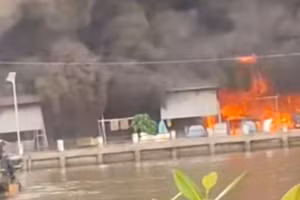 Cháy chợ Thanh Tùng, Cà Mau (Ảnh cắt từ video clip trên mạng xã hội).