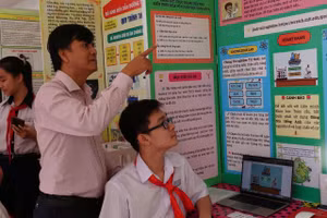 Giáo viên và học sinh tham quan khu trưng bày dự án dự thi.