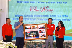 Hội chữ thập đỏ TPHCM tặng quà lưu niệm cho ông Nguyễn Hồ Hải, Bí thư Tỉnh ủy Cà Mau.