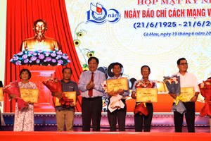 Gia đình các nhà báo liệt sĩ và từ trần được vinh danh.