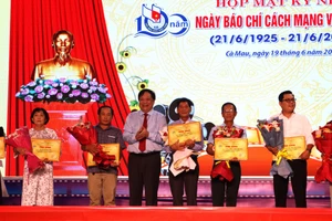 Gia đình các nhà báo liệt sĩ và từ trần được vinh danh.