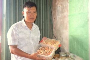 Tiến sĩ Nguyễn Việt Bắc giới thiệu sản phẩm chế biến từ cua.