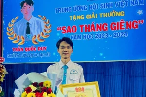 Trần Quốc Duy tại lễ tuyên dương sinh viên tiêu biểu năm học 2023 - 2024