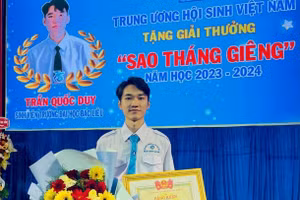Trần Quốc Duy tại lễ tuyên dương sinh viên tiêu biểu năm học 2023 - 2024