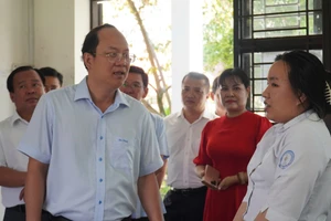 Bí thư Tỉnh ủy Cà Mau Nguyễn Hồ Hải thăm hỏi tình hình học tập của học sinh Trường PTDTNT Cà Mau.