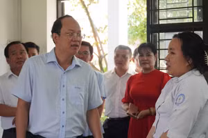 Bí thư Tỉnh ủy Cà Mau Nguyễn Hồ Hải thăm hỏi tình hình học tập của học sinh Trường PTDTNT Cà Mau.