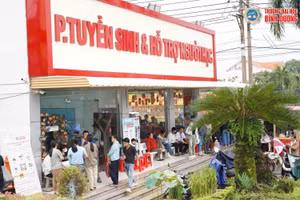 Đông đảo phụ huynh và thí sinh đến ghi danh tại BDU. 