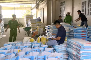 Công an tỉnh Bạc Liêu kiểm tra cơ sở sản xuất của ông Dương Văn Hòa.