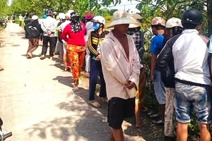 Người dân tập trung quanh khu vực phát hiện thi thể nạn nhân.