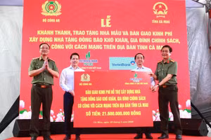 Lãnh đạo tỉnh Cà Mau tiếp nhận kinh phí hỗ trợ xây nhà từ Bộ Công an và đơn vị tài trợ.