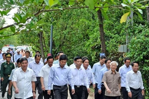 Tổng Bí thư Nguyễn Phú Trọng trong chuyến thăm KDL Quốc gia Mũi Cà Mau. (Ảnh tư liệu)