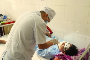 Ông Trần Văn Hận đang nằm điều trị tại bệnh viện với nhiều vết thương vùng đầu.
