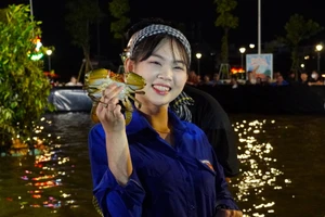 Thanh niên tham gia cuộc thi mò cua nhanh nhất.