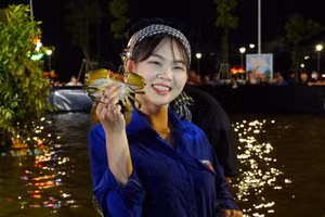 Thanh niên tham gia cuộc thi mò cua nhanh nhất.