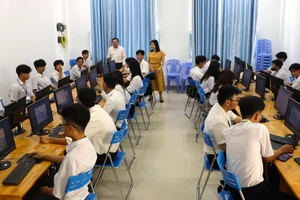 Học viên tham gia hội thi bằng hình thức trắc nghiệm trên máy tính.