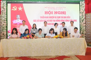 Ngành giáo dục & Đào tạo các tỉnh trong cụm thi đua số 8 ký kết quy chế thi đua.