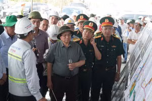 Thủ tướng Phạm Minh Chính nghe báo cáo tiến độ thi công Dự án cao tốc Cần Thơ - Cà Mau.