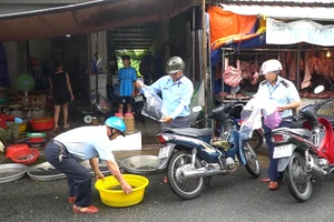 Ngành chức năng kiểm tra, xử lý tiểu thương bày bán cá non tại chợ.