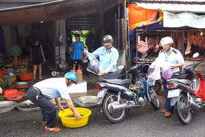 Ngành chức năng kiểm tra, xử lý tiểu thương bày bán cá non tại chợ.
