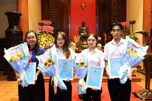 Bốn cá nhân BDU Cà Mau được tuyên dương "Thanh niên tiên tiến làm theo lời Bác".