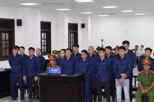 Nhóm đối tượng phạm tội tại phiên tòa.