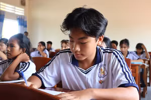 Người dân vùng đồng bào DTTS ở Cà Mau ngày càng quan tâm tạo điều kiện cho con em được học hành.