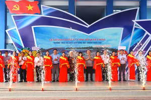 Lãnh đạo tỉnh Cà Mau cắt bằng khánh thành Trường THCS-THPT Tân Bằng.