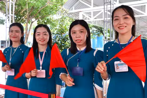 Cán bộ, giáo viên ở Cà Mau háo hức tham dự lễ khai giảng năm học mới. Ảnh: Quách Mến.