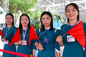 Cán bộ, giáo viên ở Cà Mau háo hức tham dự lễ khai giảng năm học mới. Ảnh: Quách Mến.