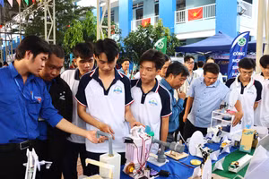 Gian hàng trưng bày các sản phẩm STEM của Trường THPT Giá Rai.