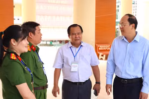 Ban Chỉ đạo Kỳ thi tốt nghiệp THPT năm 2025 tỉnh Cà Mau kiểm tra công tác tổ chức thi tại điểm thi Trường THPT Cà Mau.