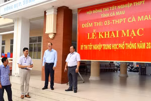 Bí thư Tỉnh ủy Cà Mau kiểm tra điểm thi số 3.
