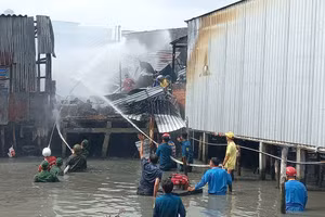 Lực lượng chức năng nỗ lực chữa cháy.