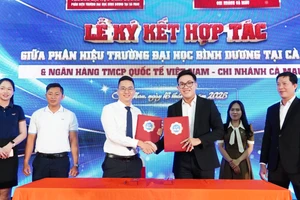 Phân hiệu Trường Đại học Bình Dương tại Cà Mau ký kết hợp tác với doanh nghiệp trong việc hỗ trợ việc làm cho sinh viên.