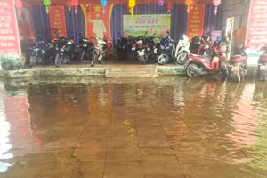 Xung quanh trường đều ngập, sân khấu được tận dụng làm nơi để xe.