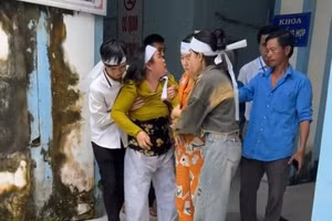 Người nhà bệnh nhân bức xúc kéo đến Trung tâm Y tế U Minh. (Ảnh cắt từ video clip)