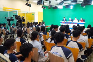 Chương trình tư vấn tuyển sinh trực tuyến diễn ra tại Trường Đại học Cửu Long. (Ảnh: Quách Mến)