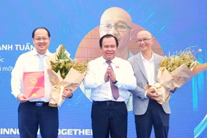 Ông Triệu Thanh Tuấn (áo vest) được bổ nhiệm là Giám đốc Trung tâm Khởi nghiệp và Đổi mới sáng tạo.