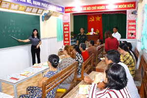 Lớp xóa mù chữ tại cửa biển Cái Đôi Vàm, Cà Mau.