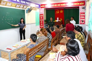 Lớp xóa mù chữ tại cửa biển Cái Đôi Vàm, Cà Mau.