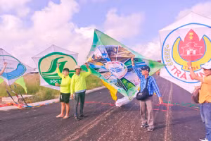 Các đội chuẩn bị thả diều.