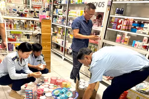 Cán bộ Chi cục Quản lý thị trường Cà Mau kiểm tra cửa hàng kinh doanh mỹ phẩm.