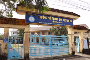 Cổng trường PTDTNT Cà Mau.