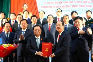 Phó Chủ tịch Quốc hội Lê Minh Hoan trao quyết định cho ông Nguyễn Hồ Hải.