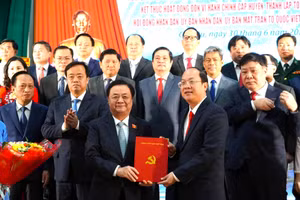 Phó Chủ tịch Quốc hội Lê Minh Hoan trao quyết định cho ông Nguyễn Hồ Hải. 