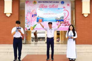 Hoạt động tuyên truyền bầu cử tại Trường THPT Hồ Thị Kỷ (Cà Mau).